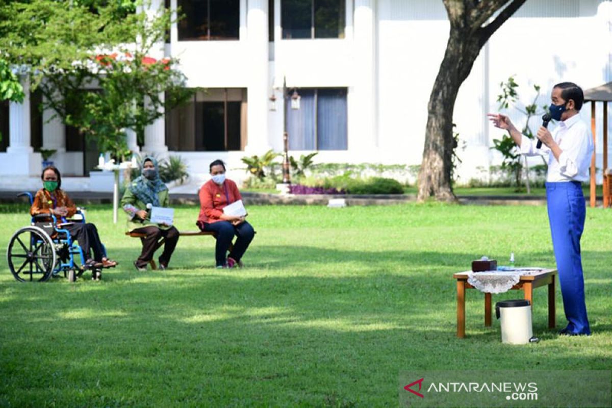 Presiden bagikan bantuan modal  pedagang sayur hingga gorengan