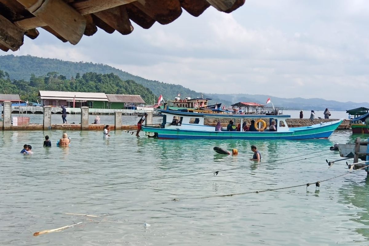 Wisatawan lokal ramai kunjungi objek wisata pantai di Lampung