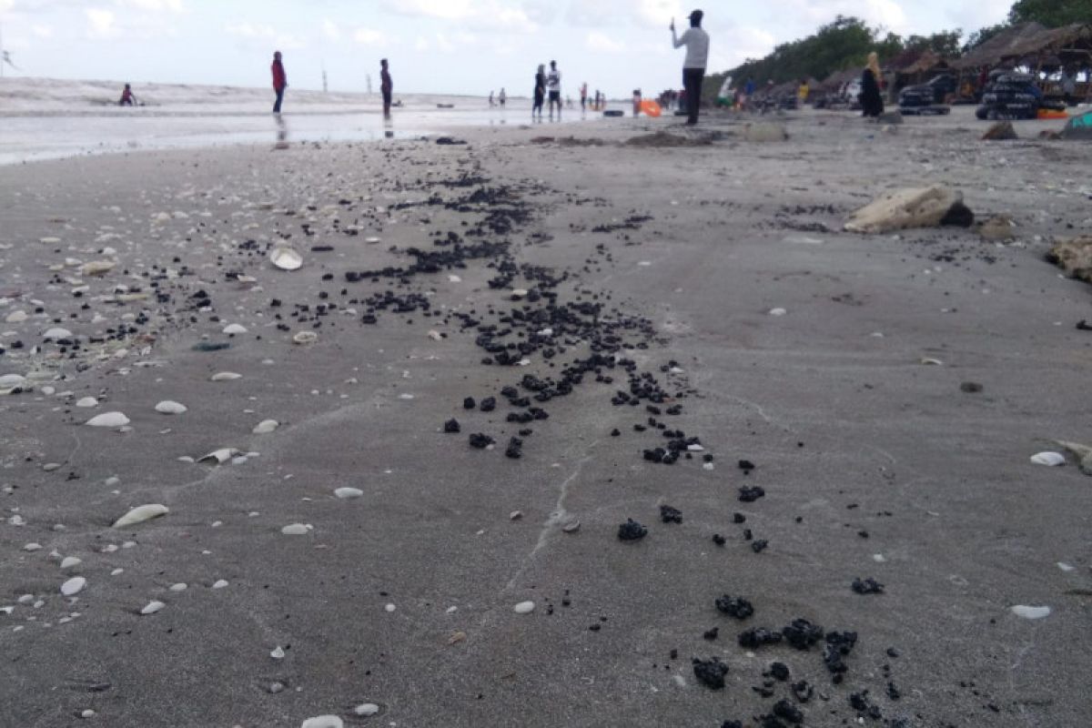 Pantai Labuhan Maringgai Lampung Timur dipenuhi limbah hitam