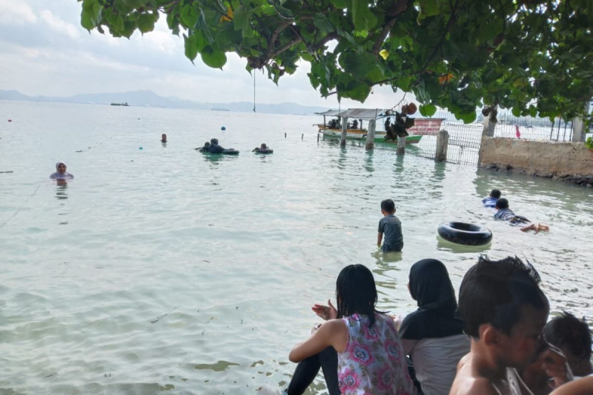 Wisatawan lokal ramai kunjungi wisata pantai pada libur cuti bersama