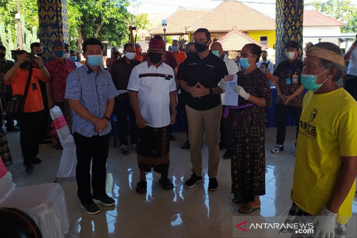 Mensos bagikan BST di Desa Kusamba-Padangbai Bali