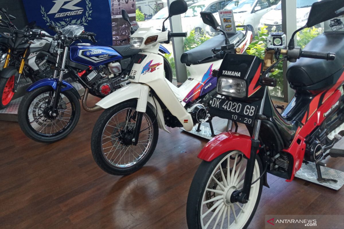 Tiga motor 2-tak lawas Yamaha terpajang di diler, tapi tak dijual