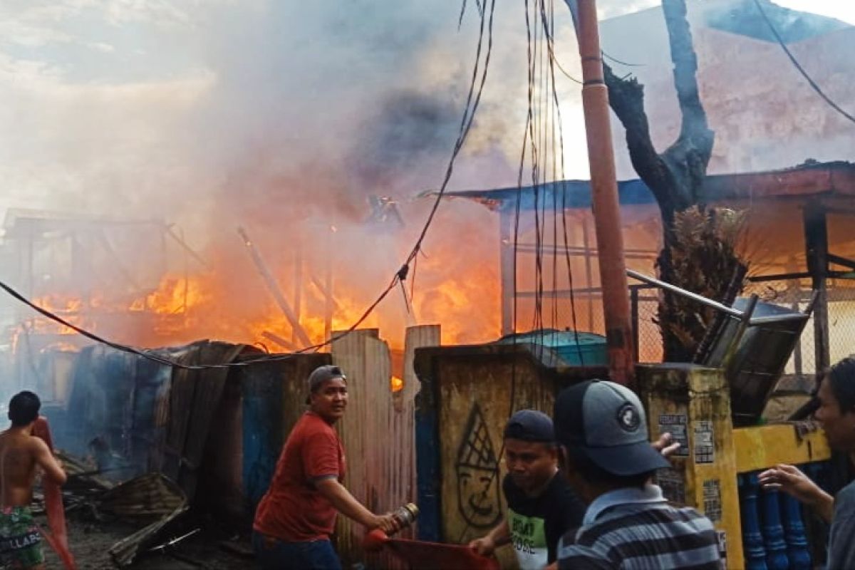 Kebakaran hanguskan 10 rumah di jalan Tinumbu Makassar