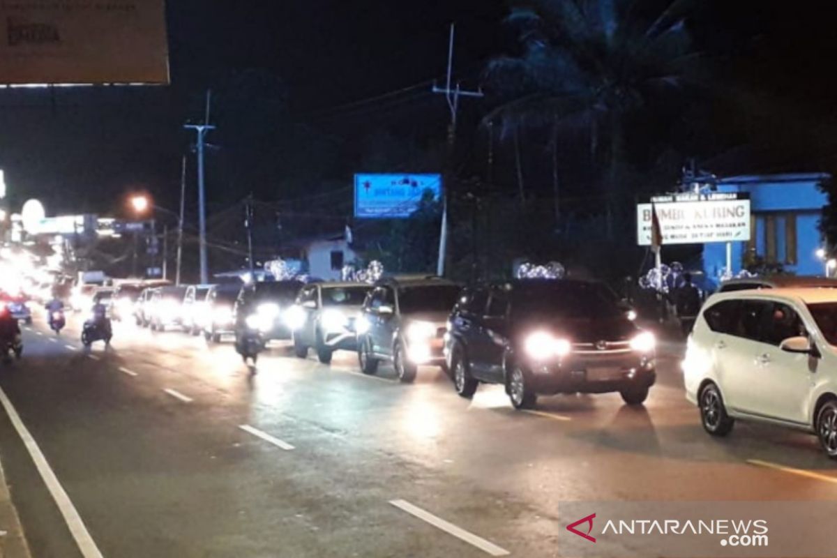 Jumat malam jalur Puncak Bogor mulai dipadati kendaraan