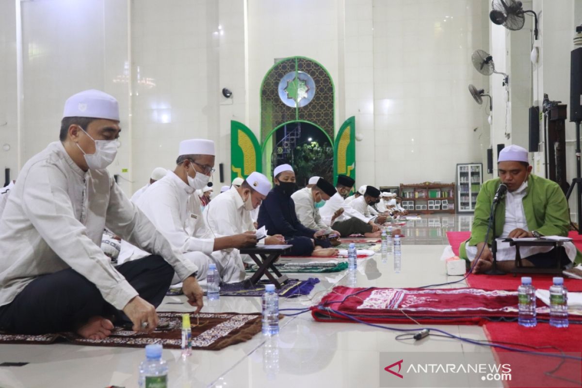 Doa bersama untuk almarhum Nadjmi Adhani