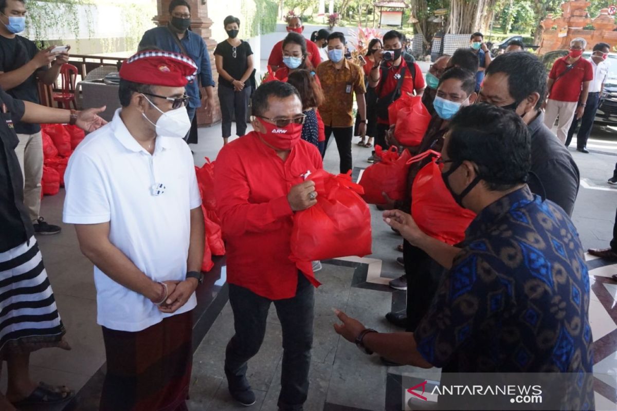 Anggota DPR berikan paket sembako ke petugas COVID-19