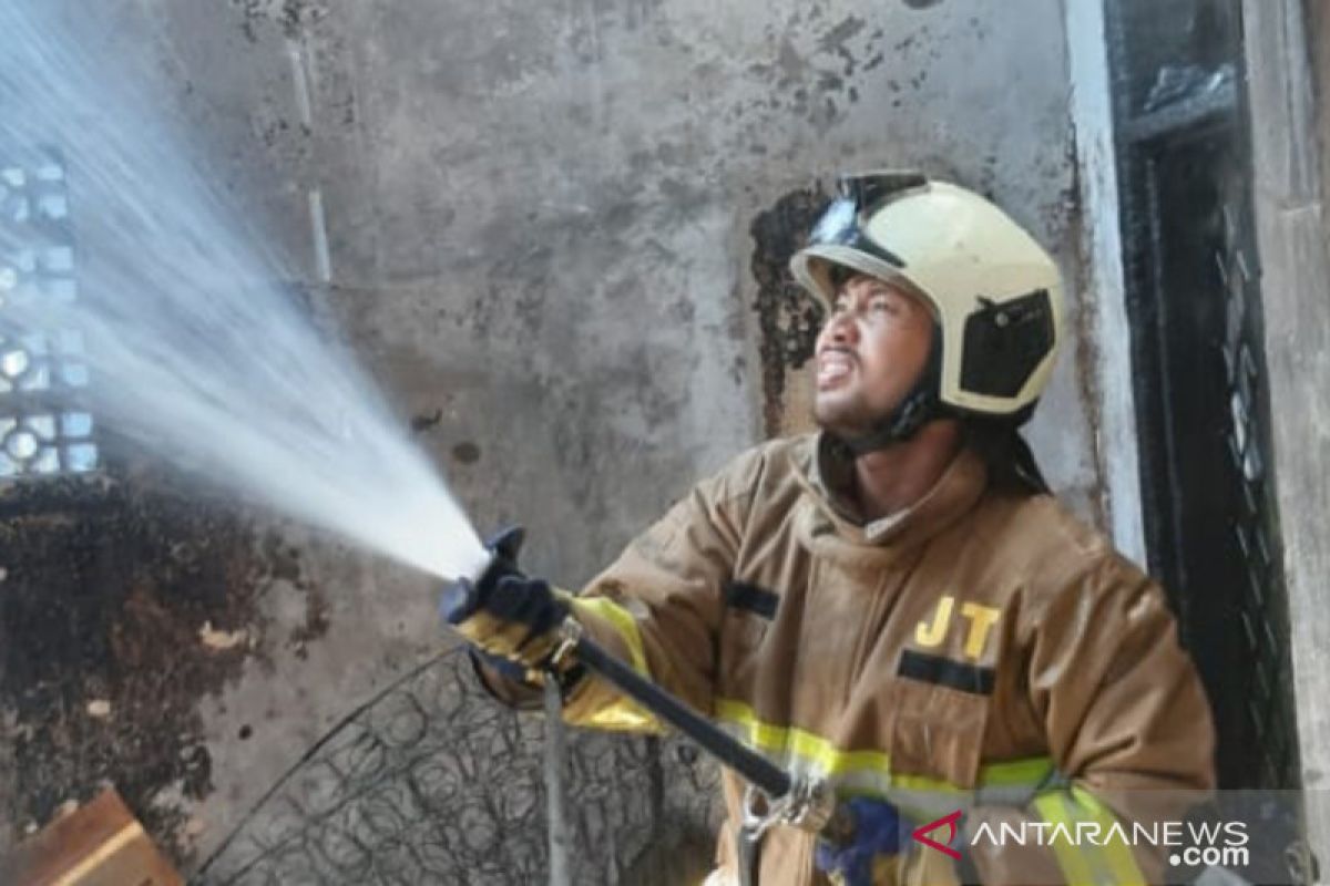 Arus pendek sebabkan kebakaran di kamar warga di Ciracas