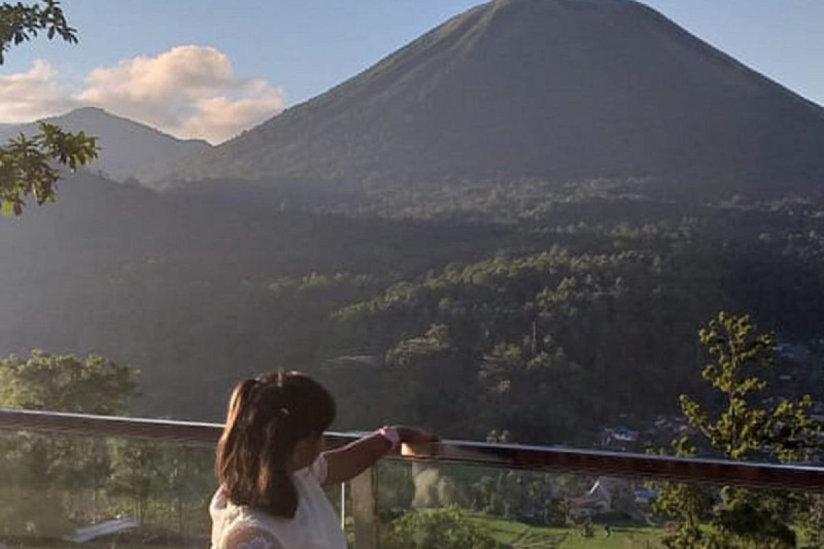 Pos gunung api minta warga jauhi kawah Lokon