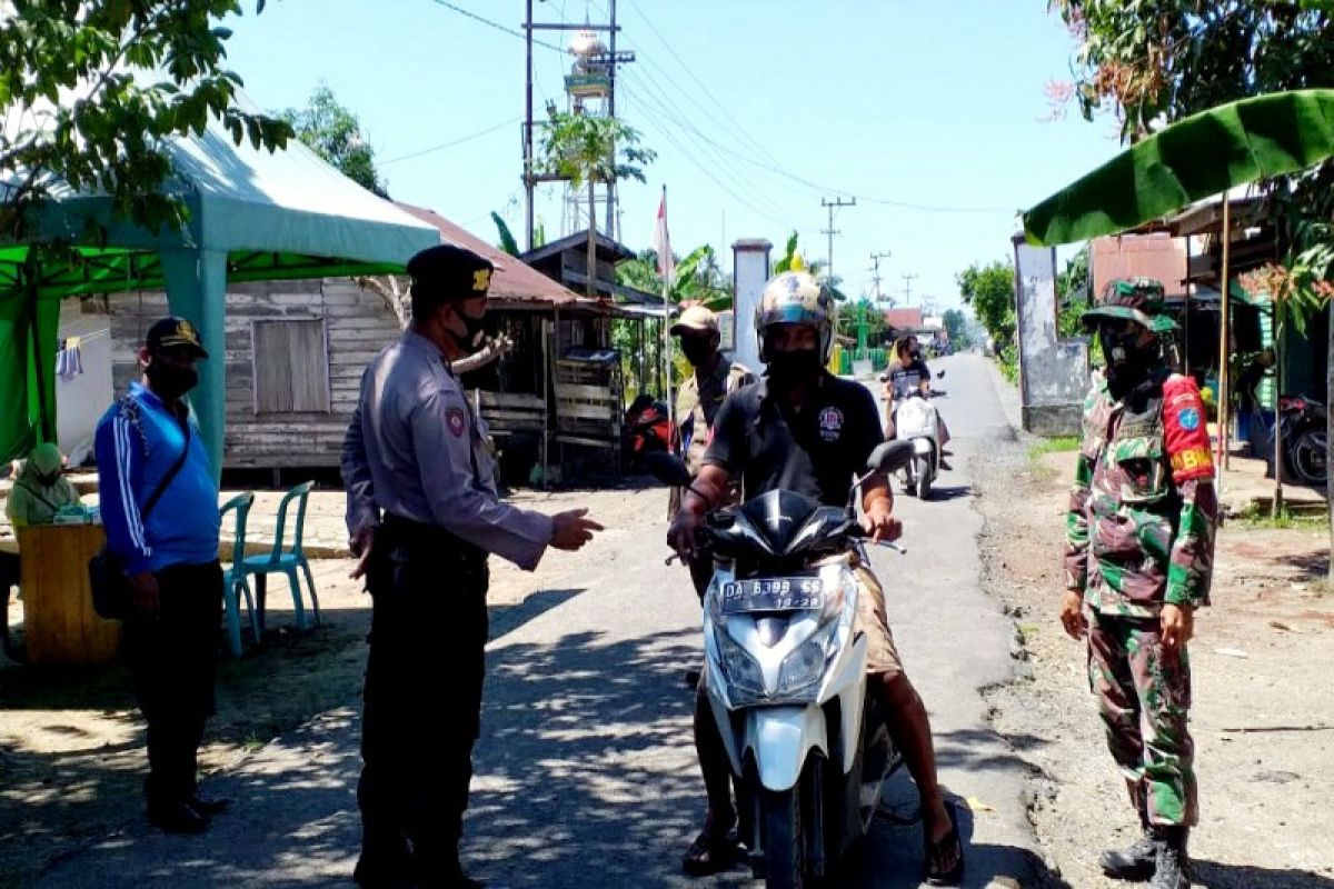 Satgas COVID-19 periksa pengguna kendaraan di perbatasan Kapuas