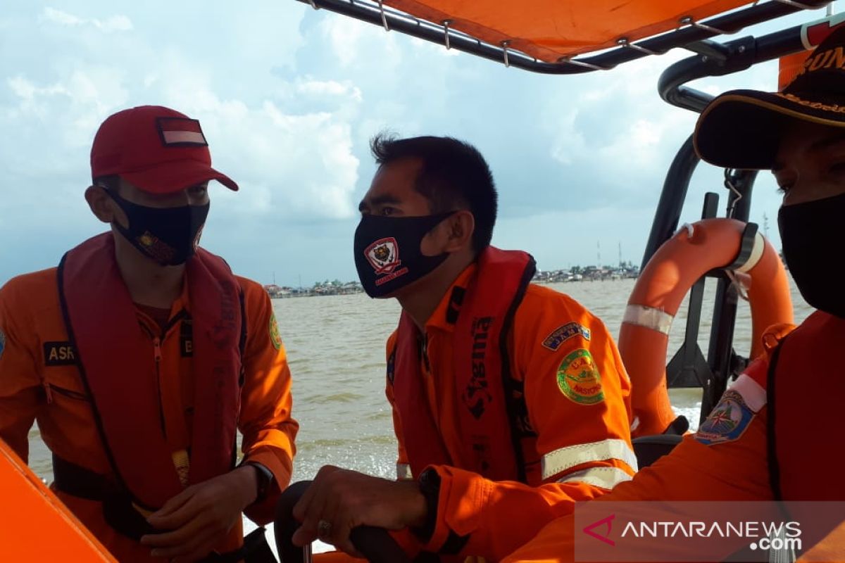 Tim SAR selamatkan 4 awak kapal yang karam di perairan Kuala Kerang