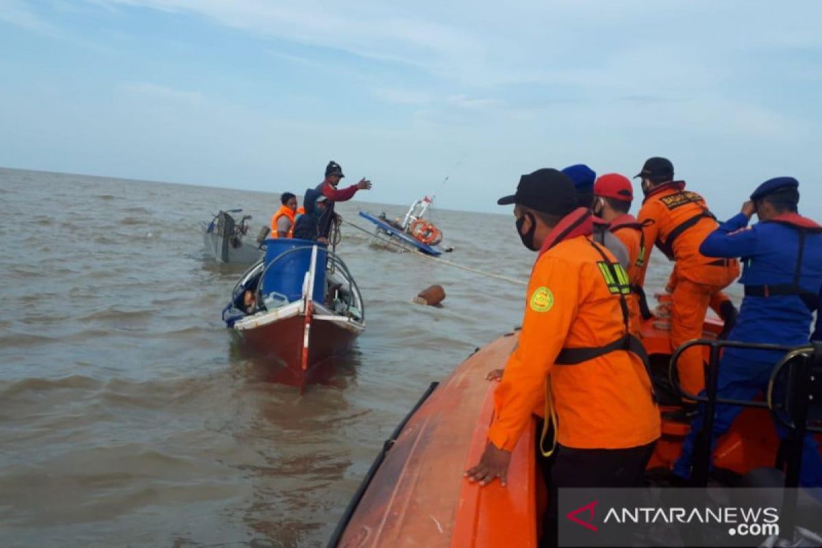 Tim SAR selamatkan kapal karam di Perairan Kuala Kerang perbatasan Jambi-Riau