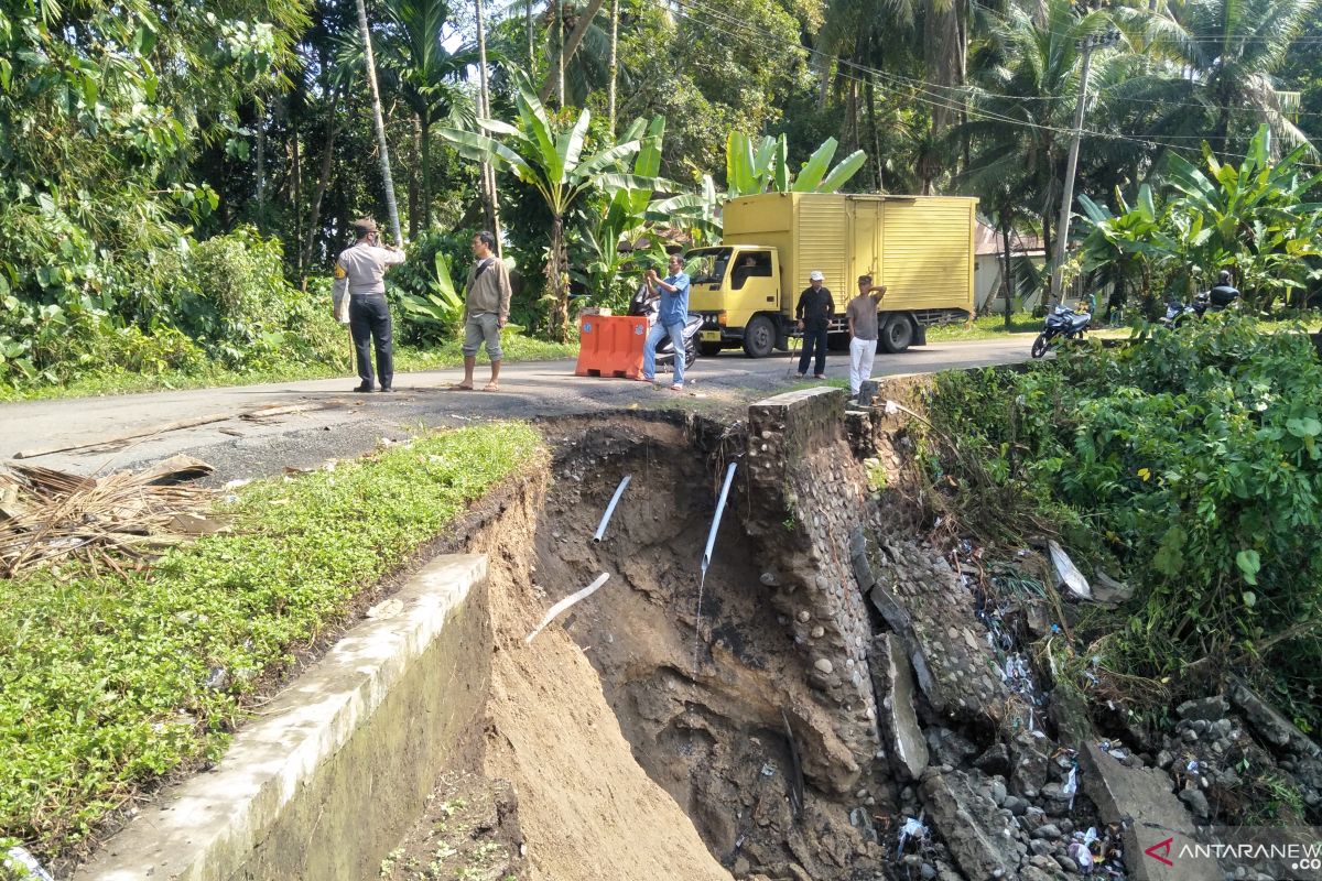 Jalan provinsi Padang Pariaman-Agam via Sungai Geringging terancam putus