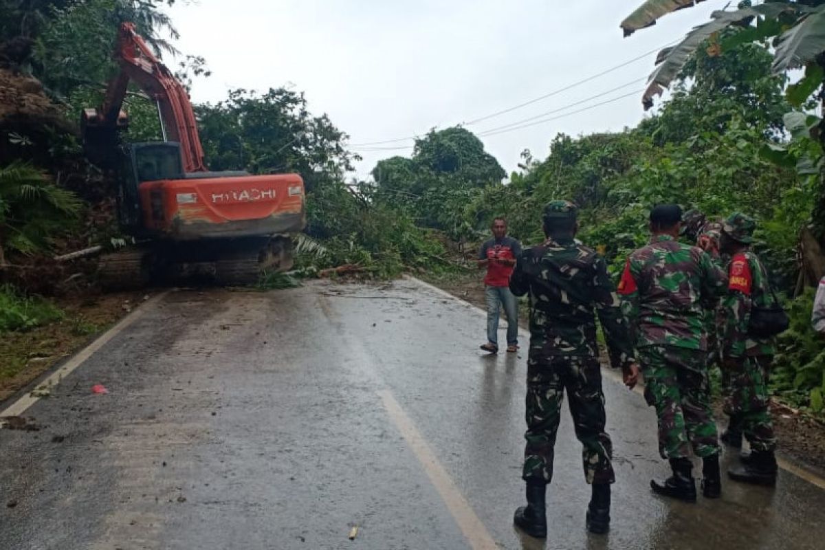 Jalur Weda - Lelilef di Pulau Halmahera kembali terjadi longsor