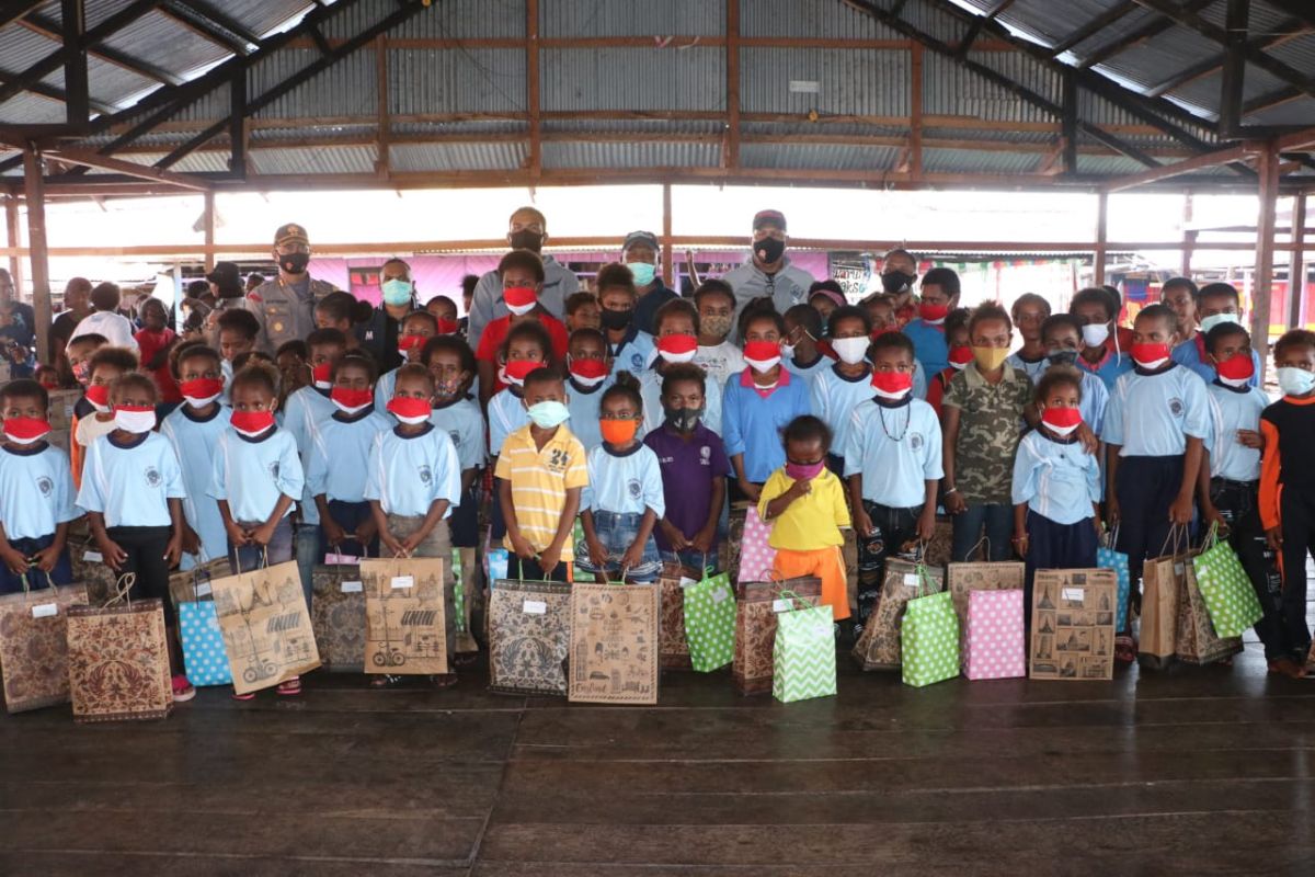 Kapolda Papua berikan bantuan seragam kepada anak-anak di Kampung Yoboi