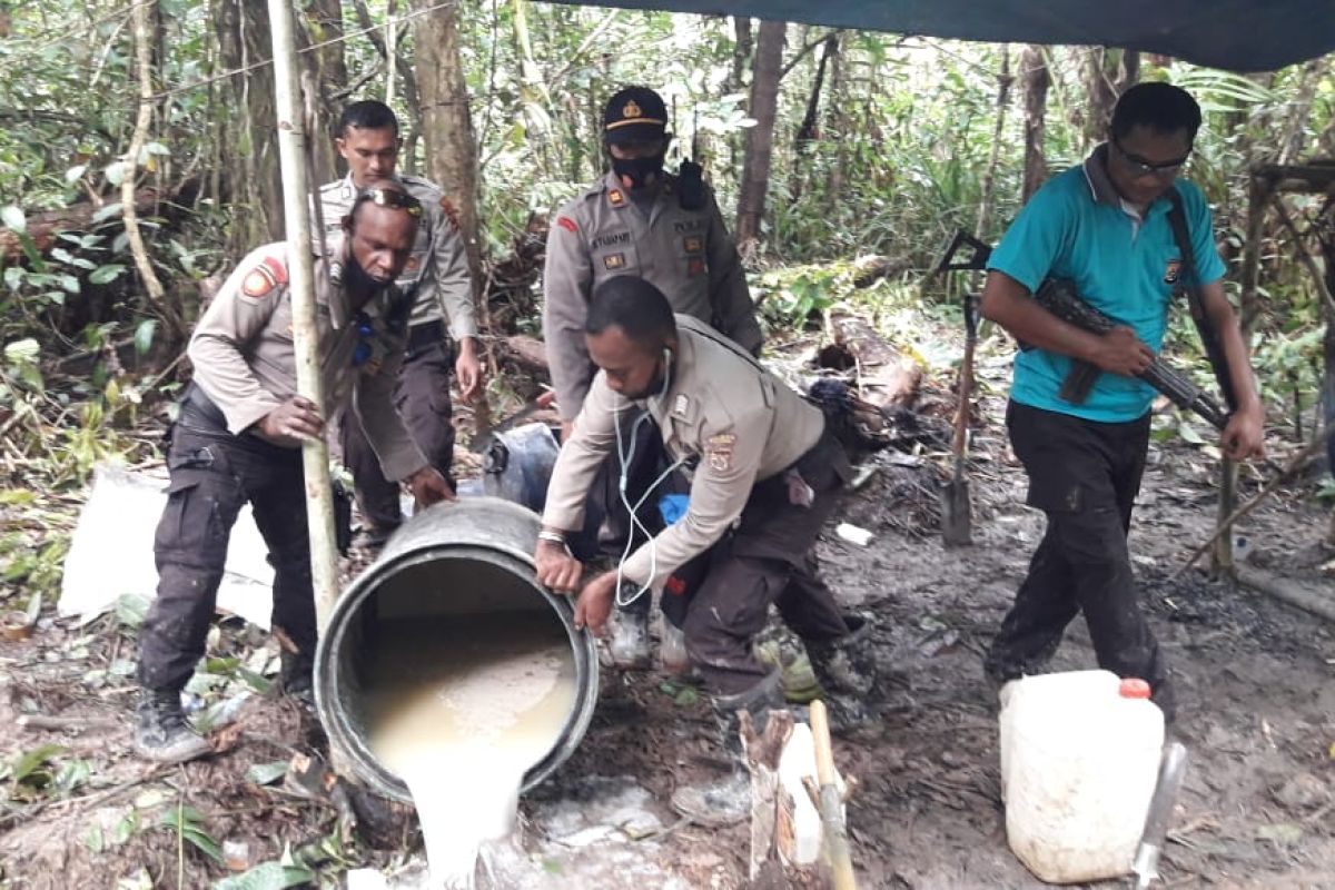 Polres Mimika razia tempat pembuatan minuman beralkohol ilegal