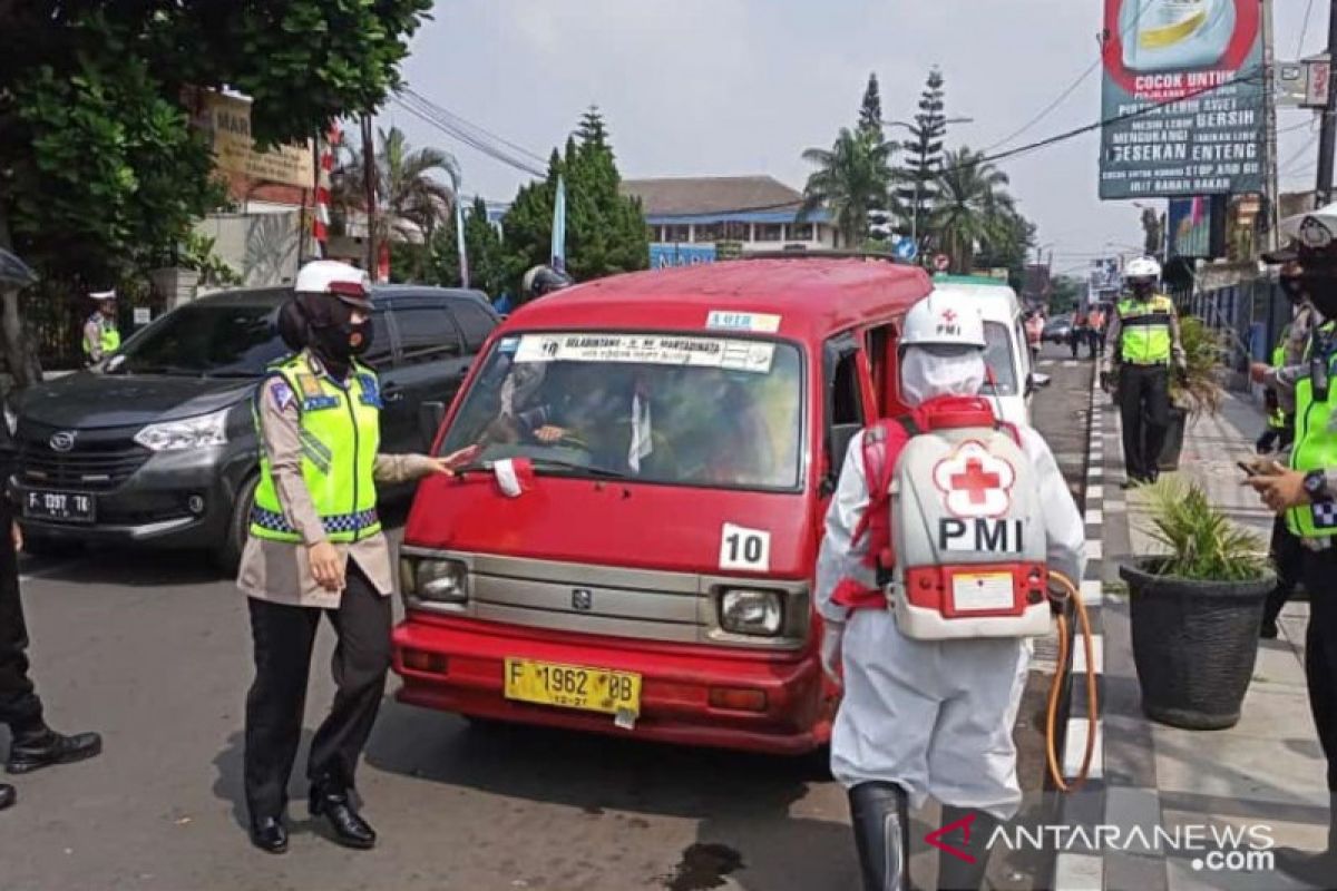 PMI Kota Sukabumi disinfeksi terminal dan angkutan umum cegah COVID-19