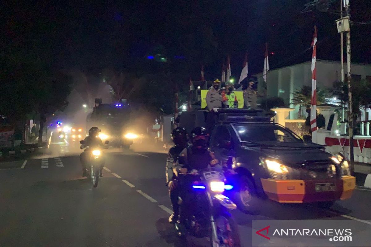 Polres Sukabumi Kota lakukan penyemprotan disinfektan massal cegah COVID-19