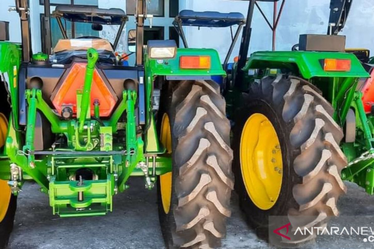 Kementan bantu dua traktor roda empat untuk petani  Kupang