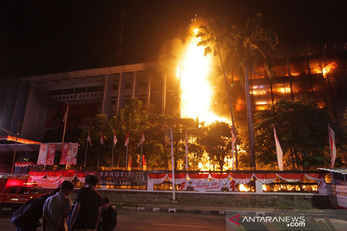 Komisi III minta Kejagung-Polri bentuk Timsus ungkap insiden kebakaran gedung