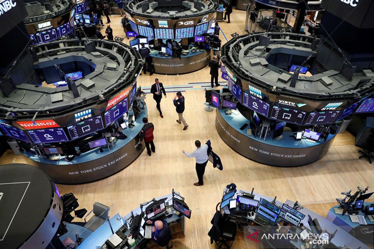 Wall Street ditutup beragam setelah Fed ubah strategi terhadap inflasi