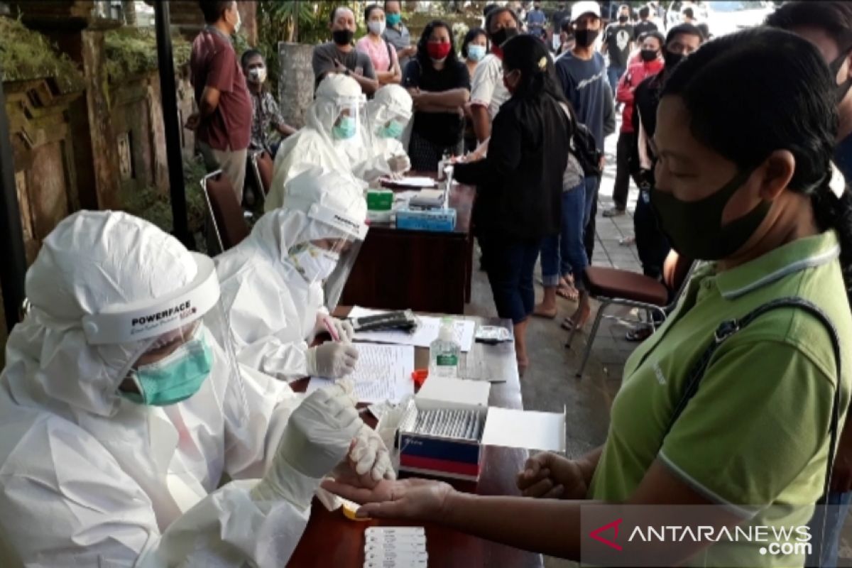 Pegawai badan pengelola keuangan Jembrana jalani rapid test massal