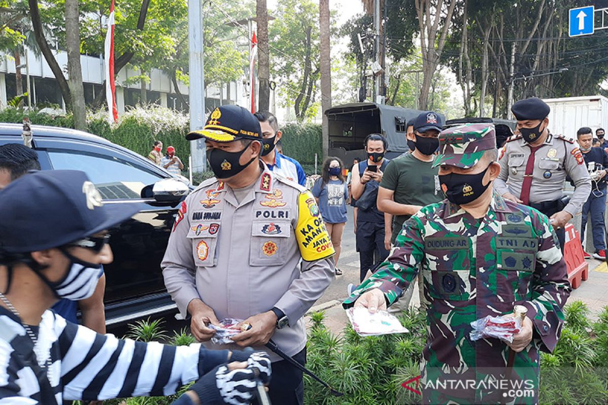 Kapolda dan Pangdam Jaya bagikan masker merah putih di Bundaran HI