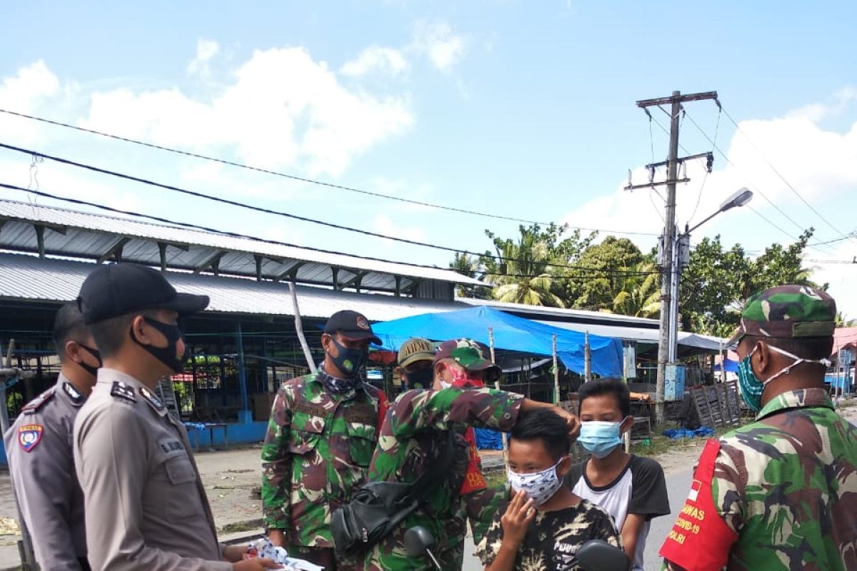 Polisi bagi masker di tengah pasar