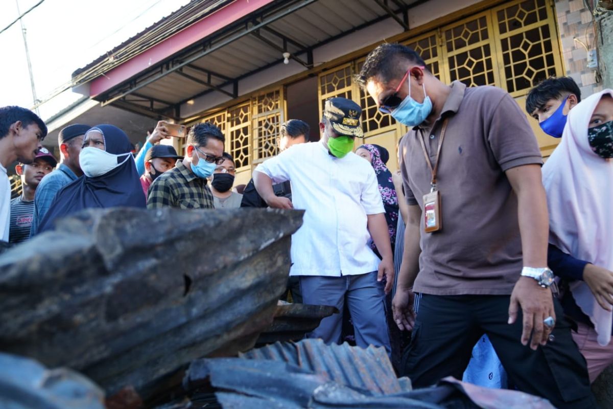 Wagub Sulsel serahkan bantuan untuk korban kebakaran di kota Makassar