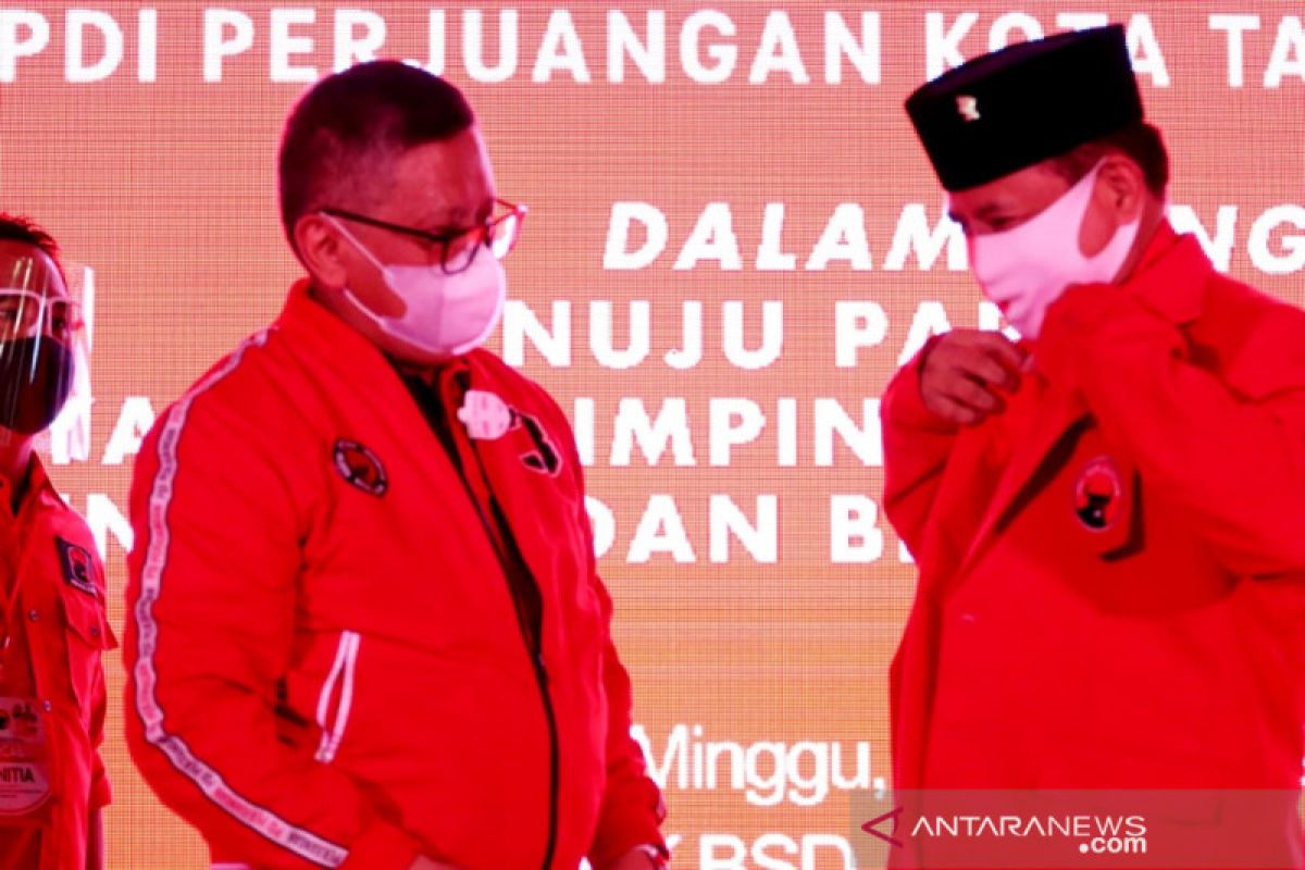 Sekjen PDIP sematkan jaket kepada bakal calon Wali Kota Tangsel