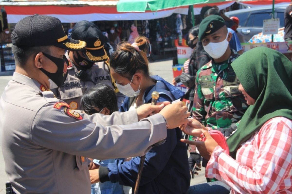 Tim Satgas tegur puluhan pengunjung Pasar Besar tak gunakan masker