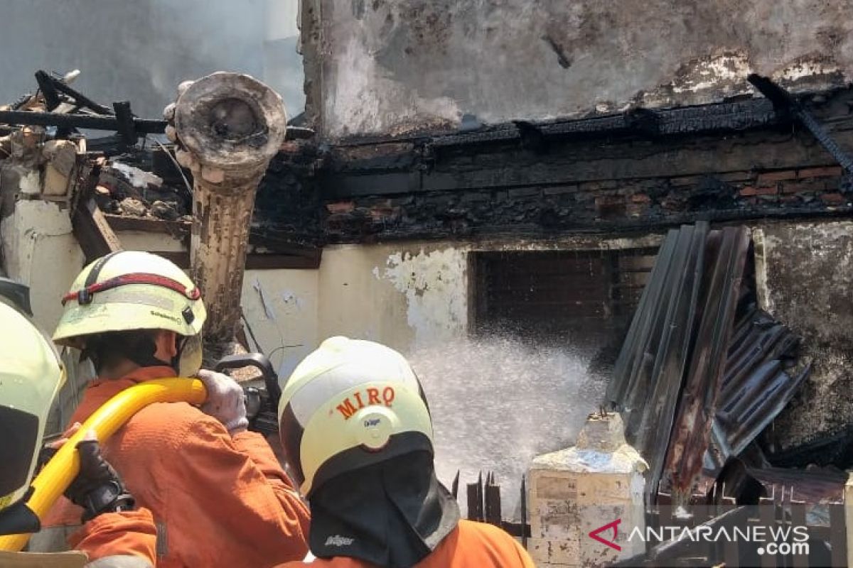 19 unit armada dikerahkan  padamkan kebakaran di Tamansari