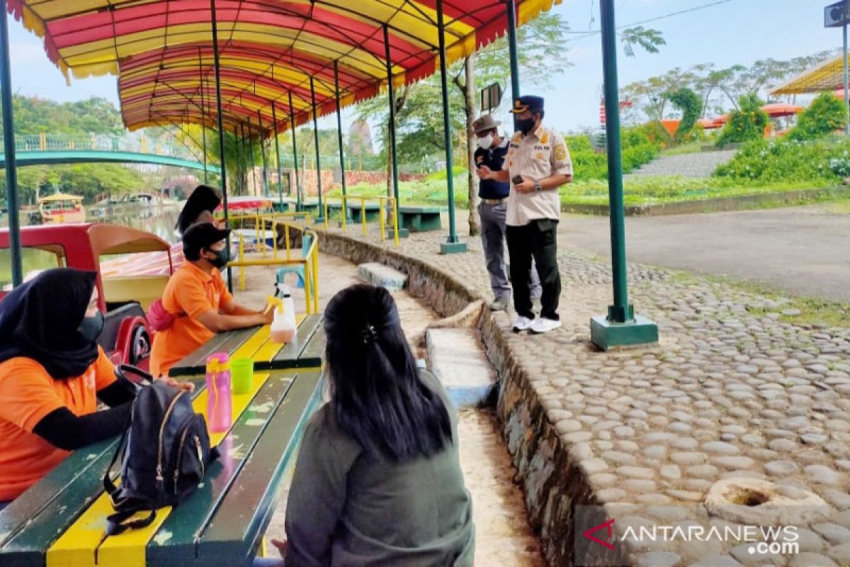 Satpol PP sidak obyek  wisata Puncak Bogor tindaklanjuti surat teguran Gugus Tugas Jabar
