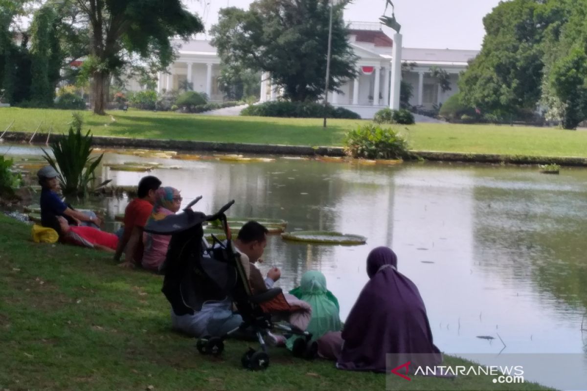 Kebon Raya Bogor ramai dikunjungi wisatawan di akhir pekan