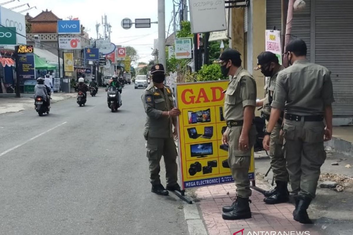 Satpol PP Denpasar tertibkan baliho dan spanduk meski pandemi COVID-19