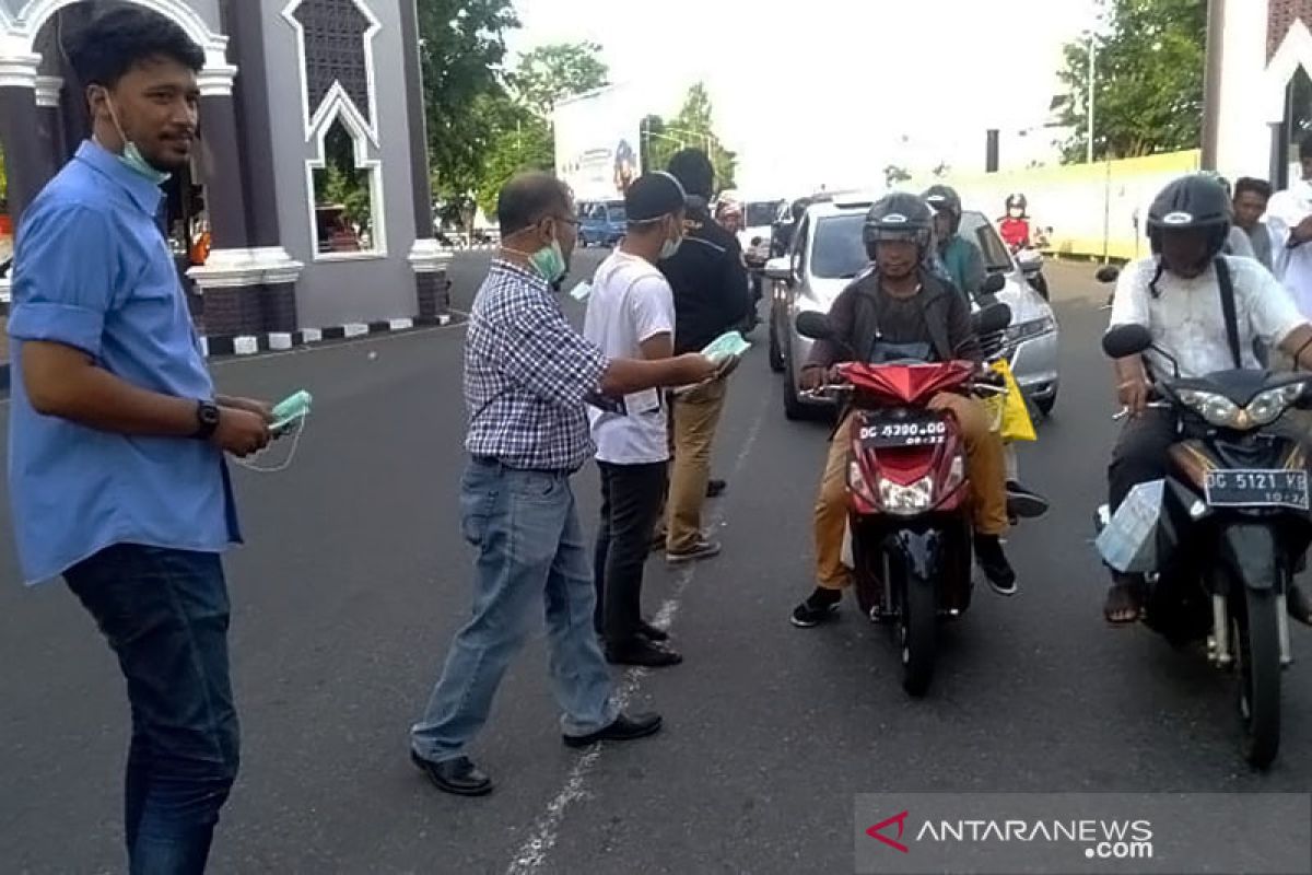 IDI bersama Jurnalis bagikan masker untuk warga Ternate