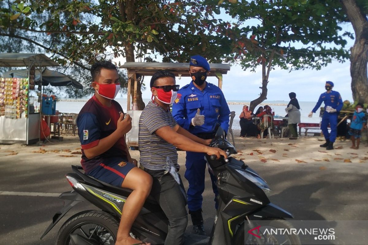 Polair Babel bagikan masker merah putih di objek wisata pantai