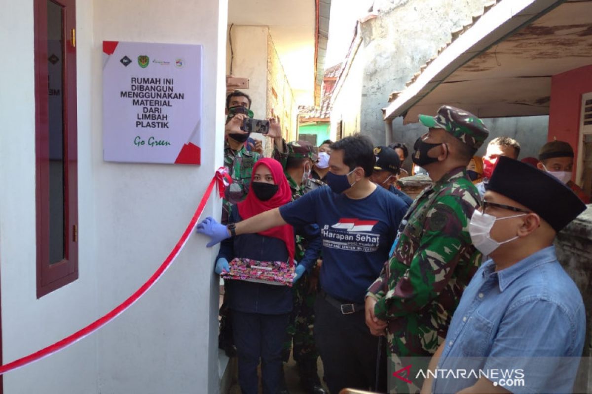 Klinik Harapan Sehat dan Kodim serahkan dua rumah hasil daur ulang