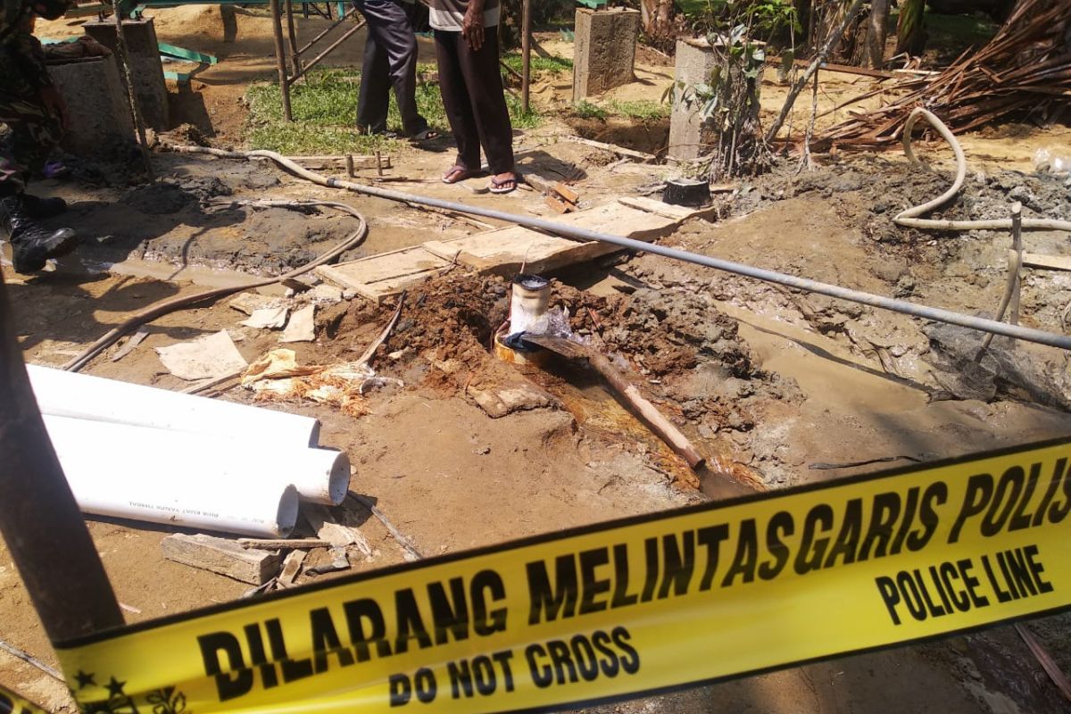 Sumur bor di Kampung Ampalu menyemburkan gas