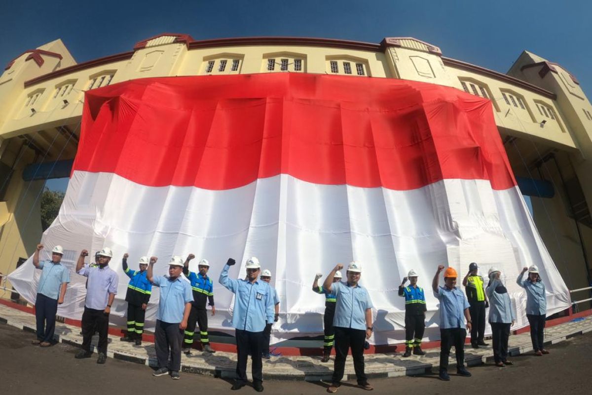 Peringati HUT RI, Jasa Tirta I bentangkan bendera raksasa di Pintu Air Jagir