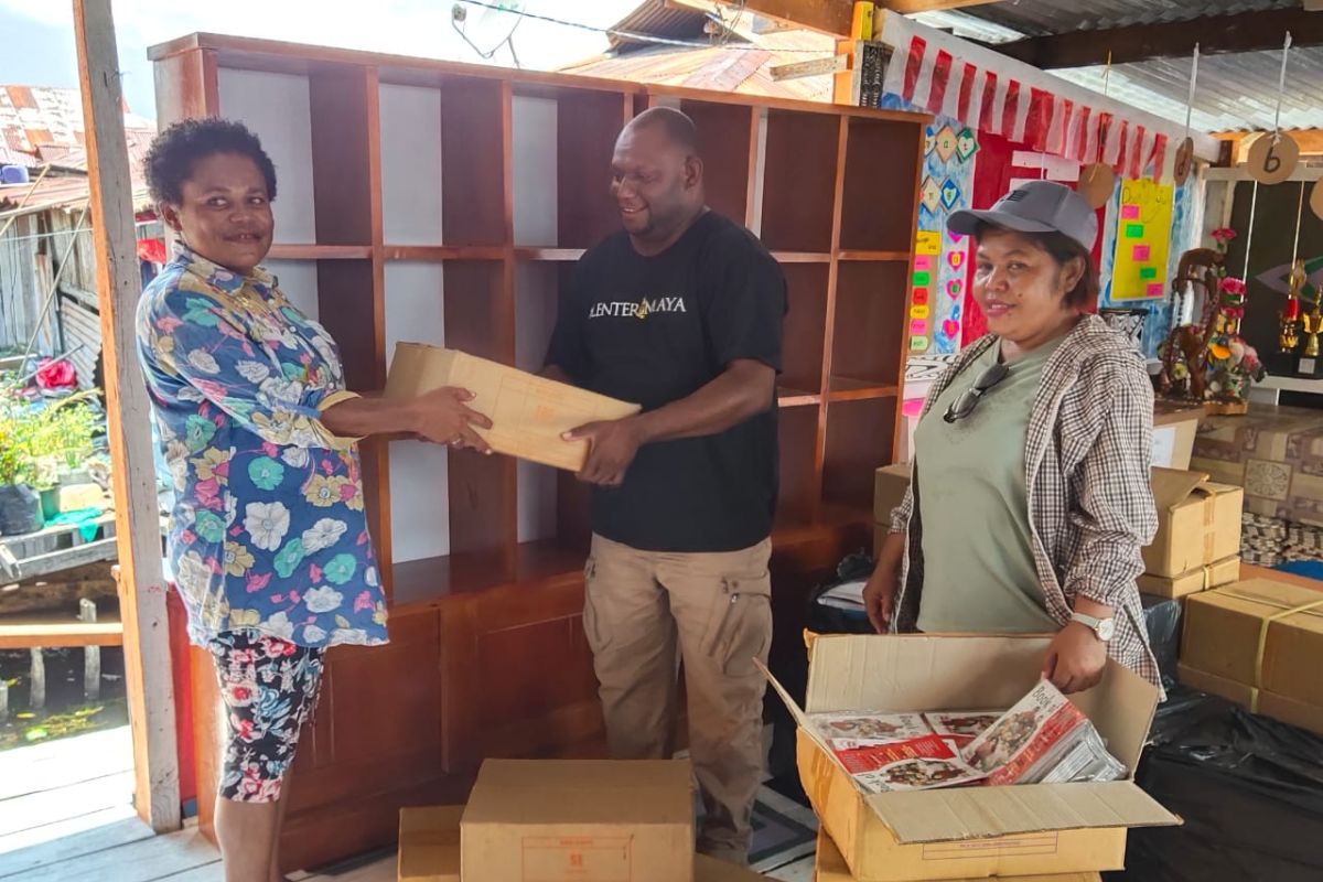 Diskominfo serahkan 6.538 buku untuk rumah baca di Kampung Yoboi