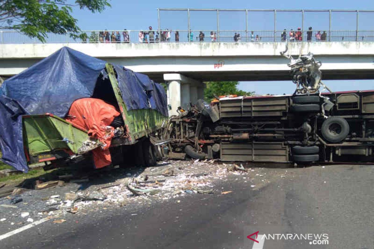 Bus tabrak truk di Tol Cipali empat orang tewas