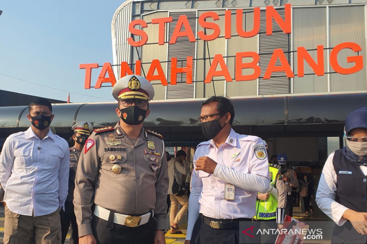 Pemakaian masker di Stasiun Tanah Abang dinilai sudah baik