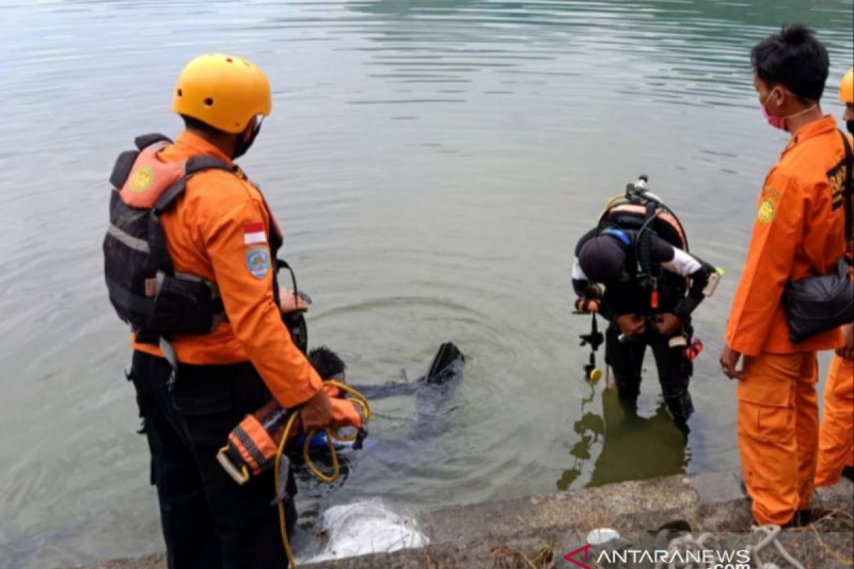 Unjuk kebolehan berenang, seorang pemuda hilang di Danau Toba