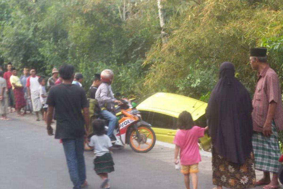 Mobil Jazz terjun bebas ke parit, pengemudi wanita di Lombok Tengah selamat