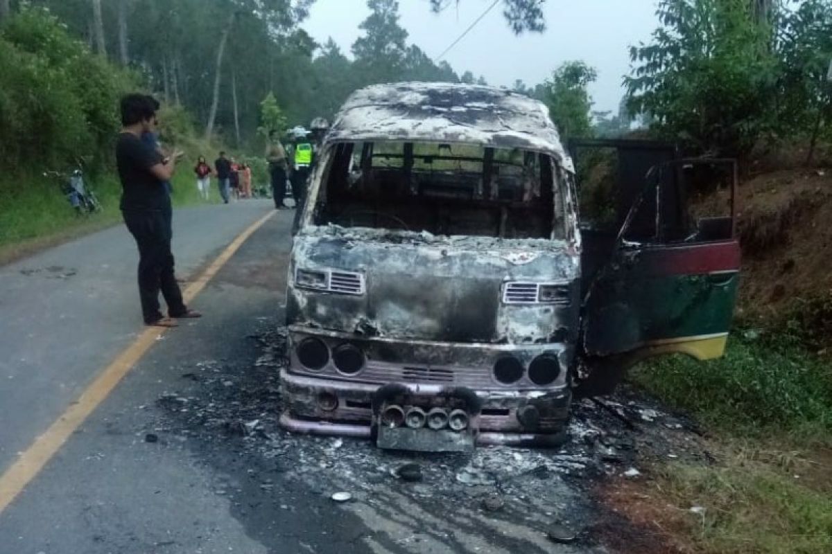 Pulang liburan, mini bus terbakar, sopir dan penumpang selamat