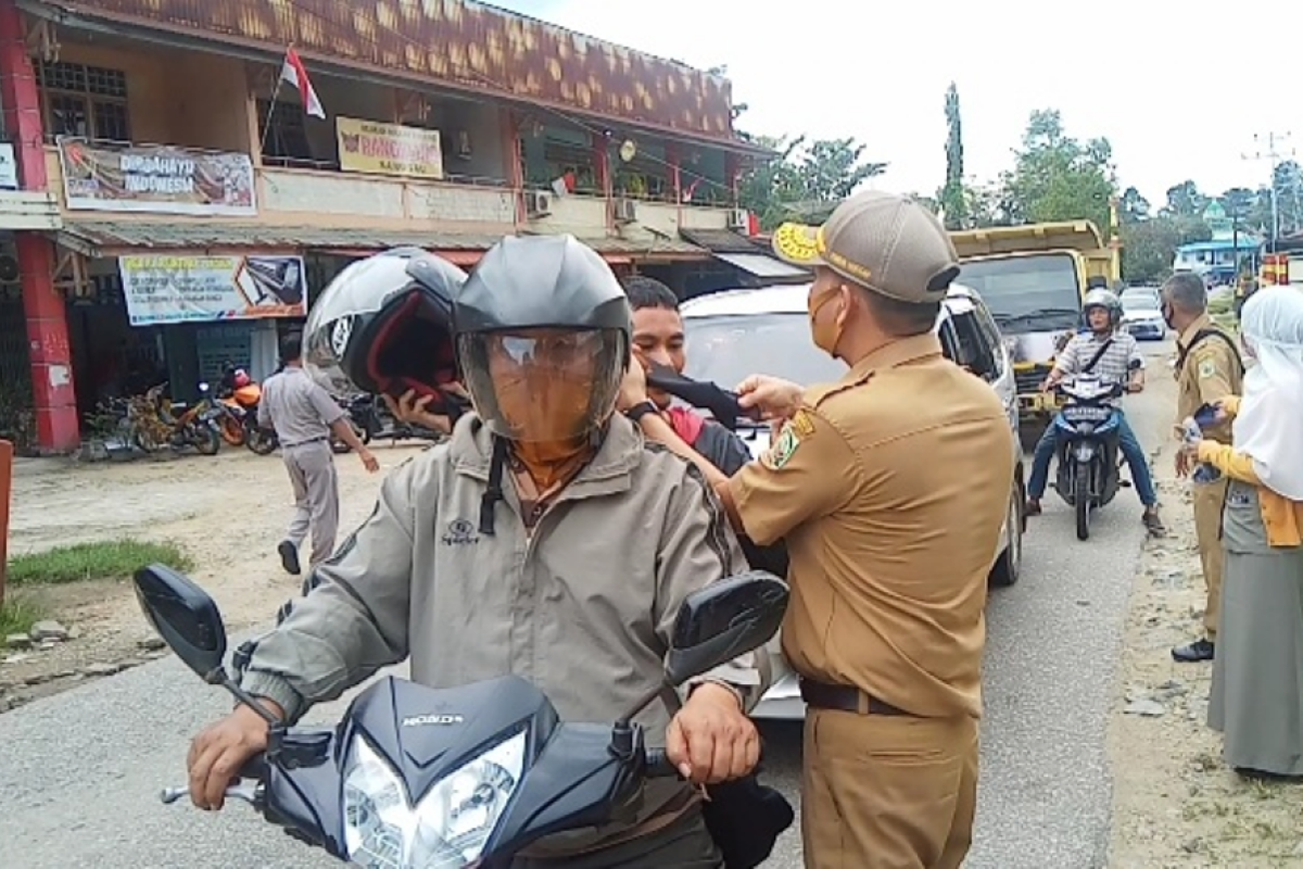 Dinas Penanaman Modal Sanggau bagikan masker cegah COVID - 19