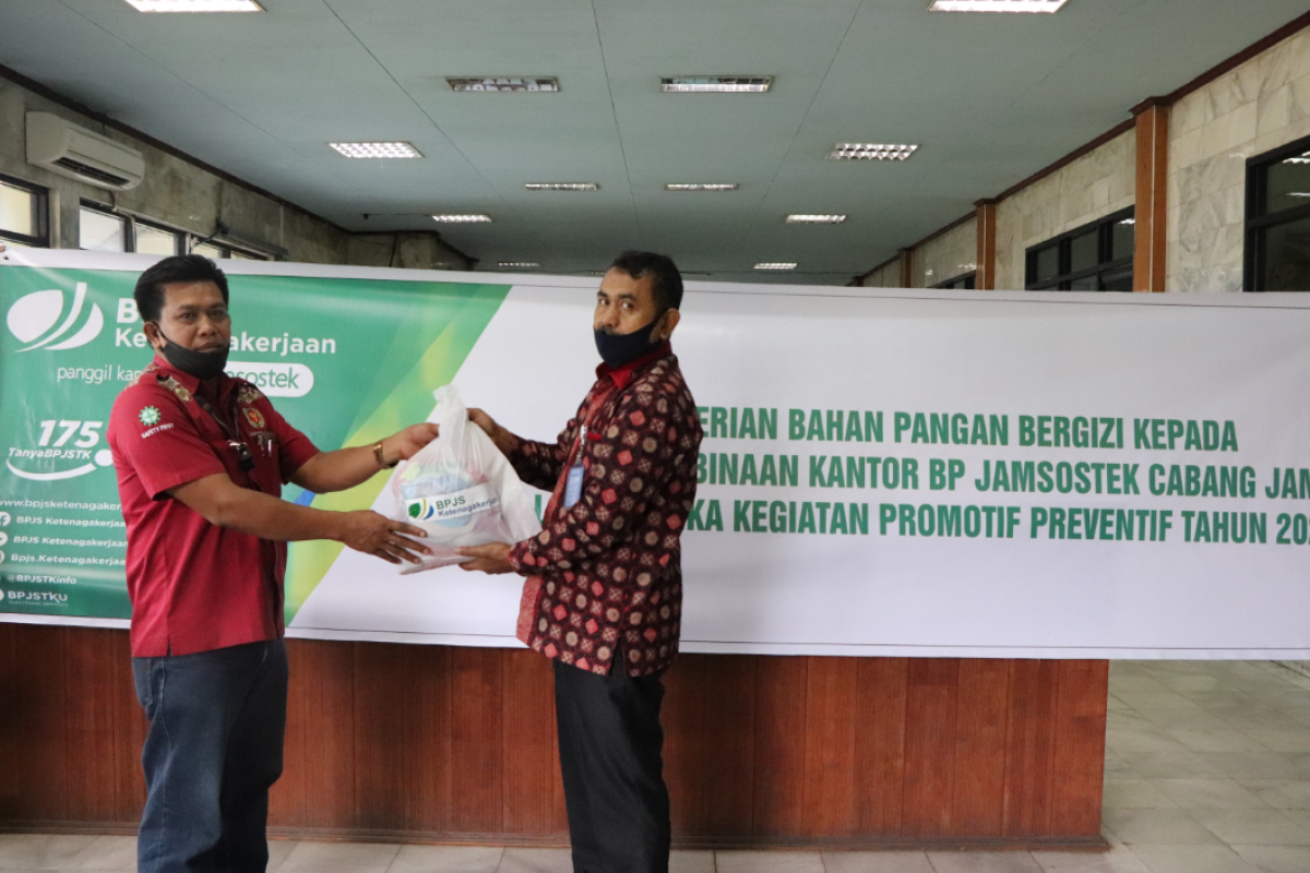 BPJAMSOSTEK Jambi salurkan bantuan pangan bergizi untuk perusahaan binaan