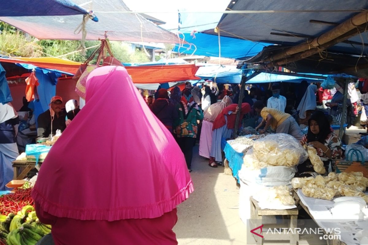 Kasus positif melonjak, Pasar Nagari di Tanah Datar ramai tanpa menggunakan masker