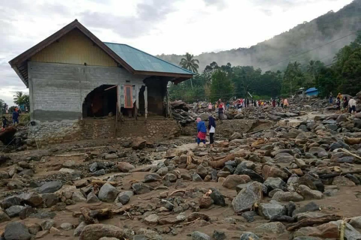 Warga Kulawi bermalam di pengungsian  karena takut cuaca ekstrem