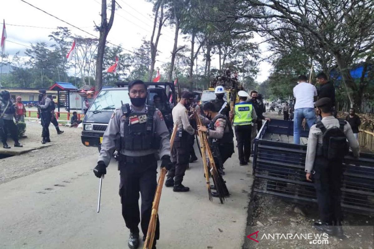 Kepolisian Jayawijaya sita puluhan senjata tradisional milik warga